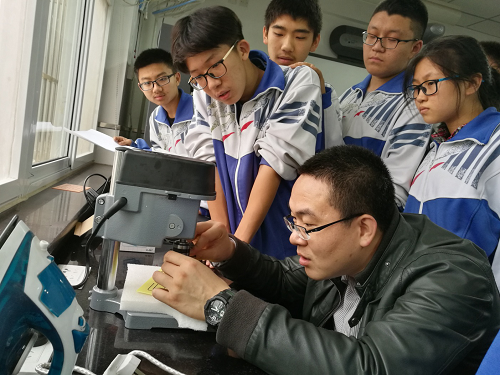 北京化工大学附属中学“1+3”项目：学生和大学教授一起做实验