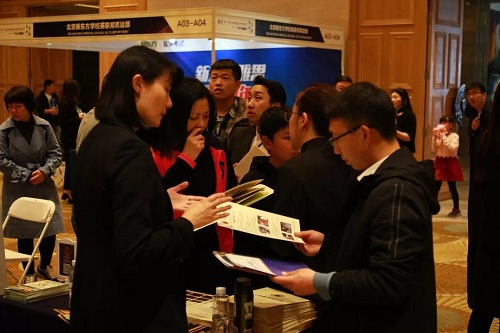 众多家长前来参加第二届京津冀国际教育联展
