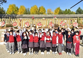 北京大学附属小学石景山学校组织“紫燕丰收游园会”活动