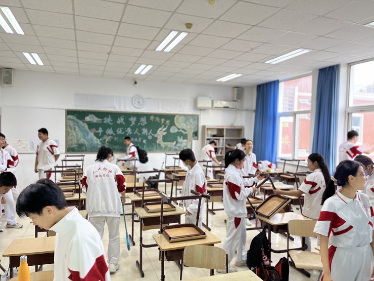 人大附中朝阳学校初二年级将体验劳动作为“开学第一课”
