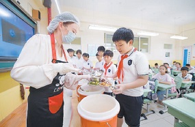 新学期：北京中小学生不再吃盒饭