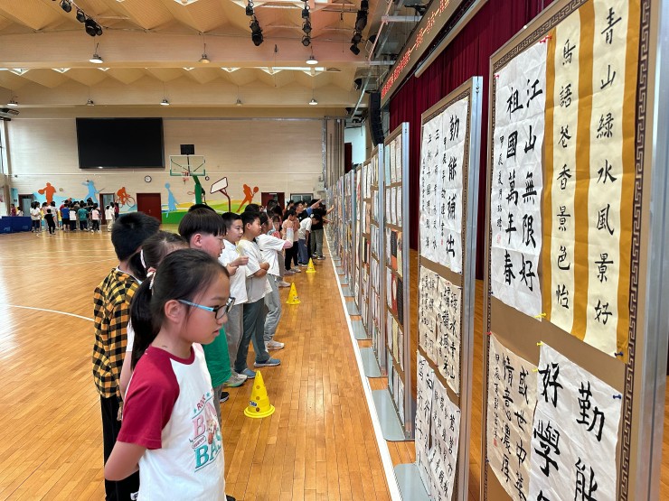 大峪第一小学书画院举办“以美育人展风采 日新少年向阳生”为主题的书画展