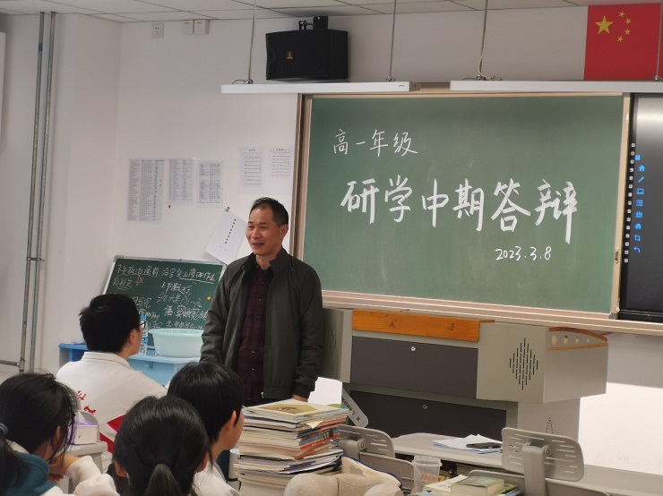 高一年级袁廷新老师对课题后期研究进行指导(1).jpg