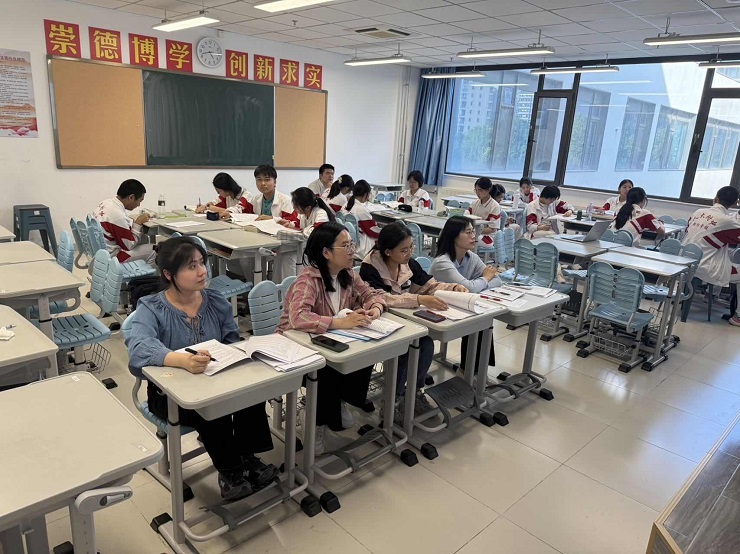 图5：评审组师生认真聆听结题汇报.jpg