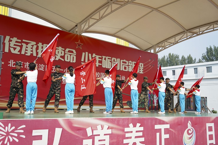 教官为学生授连旗.jpg