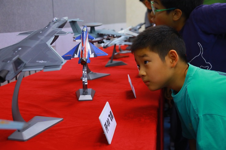 9月16日起，同学们观看了校园空军飞机模型展 (2).JPG