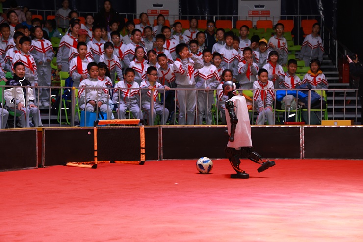 1761790946991207.jpg “清华火神队”在现场进行了自主射门演示.JPG