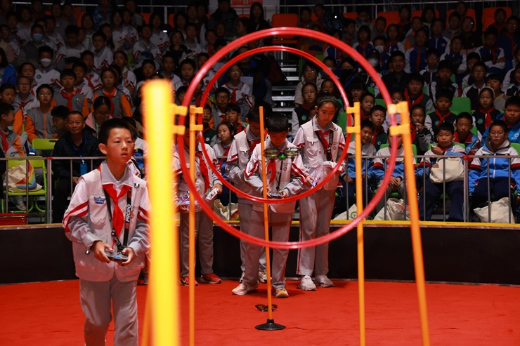 1761790991840103.jpg 府学雏鹰科技学院展示四翼飞行障碍穿越.JPG