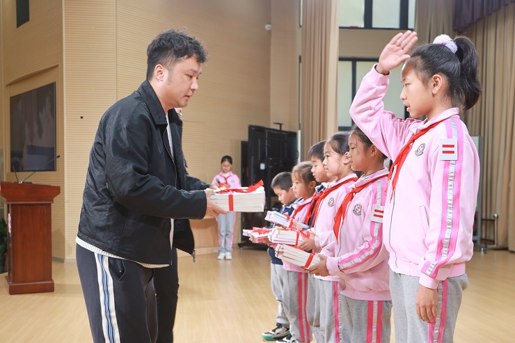 1762872437261334.jpg 授书仪式1.JPG