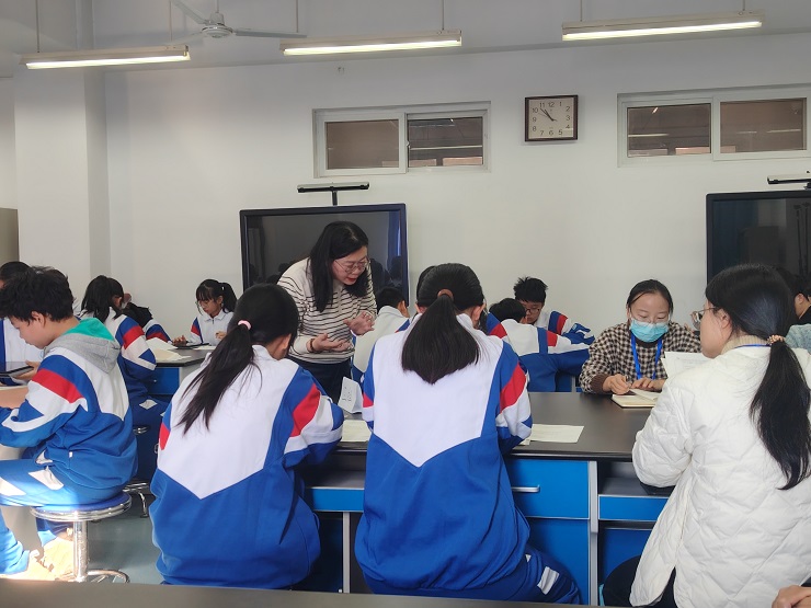 1764051563758187.jpg 13语文分会场,刘力老师用AI写报告.jpg