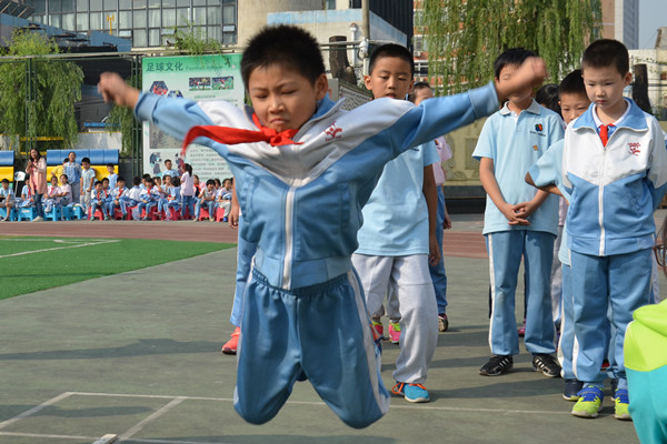 八十中枣营分校运动会:校长参加教师跳绳比赛