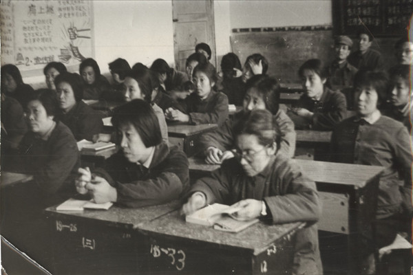 60年代，李明茹校长与教师们一起学习。_副本.jpg