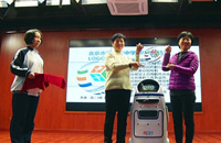 智能机器人“小胖”玩转十三中科技节
